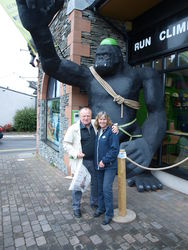 Keine Angst vor King Kong in Keswick im englischen Lake District: Dietrich Lange vom Rintelner Verein für Städtepartnerschaften und Liz Cooke von Kendals Behindertenhilfeorganisation WOSP. Foto: dil/SZ