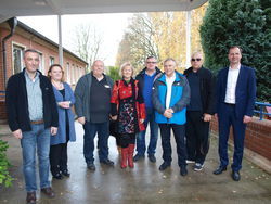 Bald Partnerschaft zur Behindertentagesstätte Slawno: Die polnischen Gäste Bürgermeister Dr.Krzysztof Frankenstein (v. r.), Miecyslaw Sievicz, Miecyslaw Grabowski und Wojciech Ludwikowski mit Dolmetscherin Roza Koczewski knüpfen Kontakt mit Marco Reinking (v. l.), Carina Olschewski und Herbert Meier von der Lebenshilfe. Foto: dil