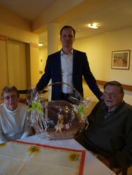 Besuch beim „Vater der Städtepartnerschaft mit Slawno“: Bürgermeister Krzysztof Frankenstein (l. M.) überbringt Derk und Elfriede Steggewentz im Seniorenheim Landgrafenstraße einen Präsentkorb.  Foto: dil   