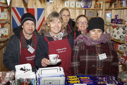 Wie zu Hause bei der Lebenshilfe Rinteln und mit eigenem Weihnachtsmarkt-Stand. Liz Cooke von der Partner-Organisation WOSP in Kendal (2.v.l) mit ihrer Gruppe (v.l.) Thor Briody, Margaret Faure, Carole Sayle und Emma Hughes. Foto: who/SZ