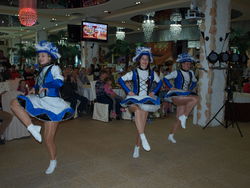 Die Gardetänzerinnen des Rintelner Carnevals-Vereins in ihren blau-weißen Kostümen zeigen auf dem Festplatz und bei weiteren Auftritten ihr Können.