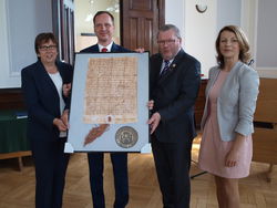 Rintelns Ehrenbürgermeister Karl-Heinz Buchholz und seine Frau Inge (l.) übergeben ein Bild der Stadtrechtsurkunde von Rinteln samt mittelalterlichem Siegel an Slawnos Bürgermeister Dr. Krzysztof Frankenstein (2. V. l.) und Slawnos Ratspräsidentin Editha Sziszygielska