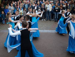 Begeistern auf dem Marktplatz mal mit lateinamerikanischen, mal mit Walzertänzen: die 13- bis 15-jährigen Mitglieder freien Schülertanzgruppe aus Slawno. Foto: dil  