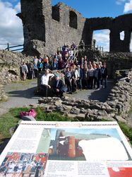 Gruppenbild in den Ruinen auf dem Castle Hill von Kendal: der Rintelner Gospelchor bei der Erkundung der Partnerstadt. Foto: dil