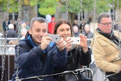 Fotos für die Freunde in Slawno schießen: Partnerschaftsbeauftragter Rafal und Dolmetscherin Marta. Foto: T. Landmann/SZ