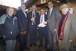 Freudig vereint am WOSP-Stand beim Weihnachtsmarkt der Lebenshilfe: Geschäftsführer Herbert Meier, die Bürgermeister Chris Hogg, Stephen Coleman, Andrew Blackman (alle Kendal), Thomas Priemer (Rinteln) und Mike Middleton, Kendal-Beauftragter im Rintelner Verein für Städtepartnerschaften . Foto: Werner Hoppe/SZ  