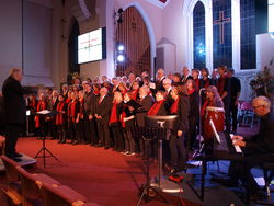 Der Gospelchor der ev.-luth. Johanniskirchengemeinde Rinteln begeistert in Kendal bei einem gemeinsamenKonzert mit dem dortigen K Shoes Choir. Foto: dil