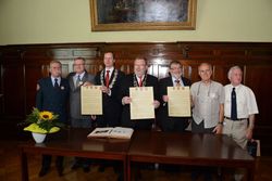  Mitbegründer der Städtepartnerschaften und aktuelle Stadtoberhäupter stolz beim Jubiläum 20122012: Rintelns früherer Stadtdiektor Meinhard Wichmann (von links), Wojciech Ludwikowski und Dr. Krzysztof Frankenstein (beide Slawno),  Karl-Heinz Buchholz (Rinteln), John Willshaw, John Studholme und Philipp Ball (alle Kendal) im Rintelner Rathaussaal. Foto: tol