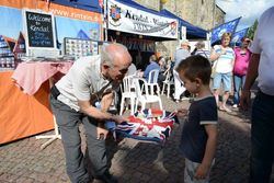 Die Kendaler, hier John Studholme, stellen auch jungen Besuchern beim Altstadtfest 2012 die englische Partnerstadt Rintelns vor. Foto: tol