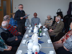 Bernhard Priesmeier (links) und Mike Middleton (rechts) vom Rintelner Verein für Städtepartnerschaften berichten beim ErzählcafÃ© des Heimatbundes über Ursprung, Gedeihen, Probleme und Zukunft der Verbindungen nach Slawno und Kendal. Foto Lange