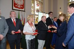 Rintelner erhalten von Slawnos Bürgermeister Dr. Krzysztof Frankenstein (von rechts) und Ratsvorsitzender Edytha Szyszygielska Gedenkmedaillen vom Stadtjubiläum: Bürgermeister Thomas Priemer, Dietrich Lange, Roza Koczewski (beide Rintelner Verein für Städtepartnerschaften) und Ehrenbürgermeister Karl-Heinz Buchholz. Foto: pr