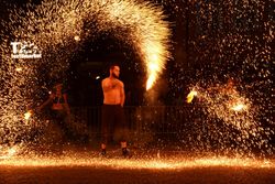 Optischer Höhepunkt am ersten Festtag: Die Feuershow beeindruckt Hunderte von Zuschauern. Foto: pr