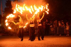 Optischer Höhepunkt am ersten Festtag: Die Feuershow beeindruckt Hunderte von Zuschauern. Foto: pr