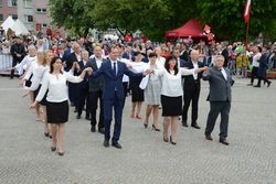 45 Paare aus Slawno tanzen angeführt von Bürgermeister Dr. Krzysztof Frankenstein und seiner Frau Anna (vorn links) 30 Minuten lang unter viel Beifall eine Polonäse wie beim Wiener Opernball. Foto: pr