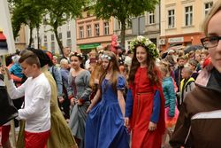 Beim Umzug durch Slawnos Innenstadt gehen Menschen in historischen Kostümen der Stadtgeschichte voran. Foto: pr  