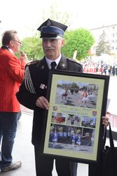 Freut sich über die Ehrung des Blasorchesters der Feuerwehr Slawno durch die Stadt Rinteln: Kapellmeister Maciech Poprawski mit einer Bildcollage zu 25 Jahren Freundschaft mit Musik. Foto: pr