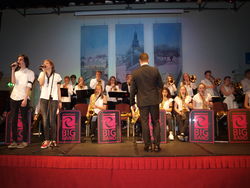 Die Ernestinum Bigband unter Leitung von Daniel Ellermann begeistert bei ihrem Konzert auf der Bühne im Saal des des Kendaler Rathauses. Foto: dil