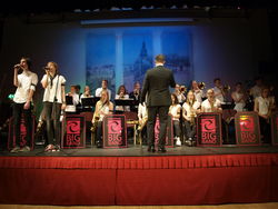 Die Ernestinum Bigband unter Leitung von Daniel Ellermann begeistert bei ihrem Konzert auf der Bühne im Saal des des Kendaler Rathauses. Foto: dil