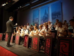 Die Ernestinum Bigband unter Leitung von Daniel Ellermann begeistert bei ihrem Konzert auf der Bühne im Saal des des Kendaler Rathauses. Foto: dil