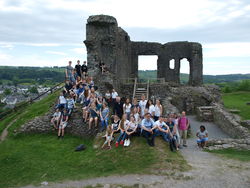 Entspannung beim Stadtrundgang mit Richard Pealing und Ronnie Wood: die Besuchergruppe aus Rinteln in den Ruinen des einstigen Stadtschlosses der Familie Parr, letzter adliger Beherrscher der Gegend. Foto: dil