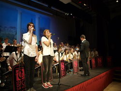 Simeon Schäffer (von links) und Clara Requardt singen, begleitet von der Ernestinum Bigband unter der Leitung von Daniel Ellermann (rechts), im Kendaler Rathaussaal „Up where we belong“. Foto: dil