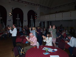 Stehende Ovationen von Rintelnern und Kendalern am Schluss des Konzertes der Ernestinum Bigband im Kendaler Rathaus. Foto: dil