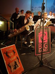 Kendal Big Band und Ernestinum Bigband spielen zwei Stücke zusammen: hier Rintelner Jugendliche und Kendals Bandleader Peter Bayliss (zweite Reihe links). Foto: dil