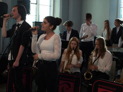 Emilie Sanal begeistert als Solistin mit Gesang und am Saxophon. Foto: dil