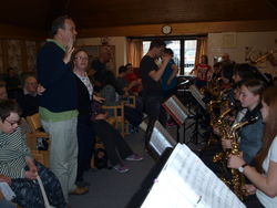 Die rund 40 Behinderten in der WOSP-Tagesstätte in Kendal gehen beim Konzert der Ernestinum Bigband aus Rinteln begeistert mit, tanzen, klatschen und jubeln. Fotos: dil