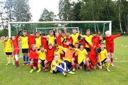 Die Rintelner D2-Jugend in Rot und die Gegner aus Slawno in Gelb. Foto: pr