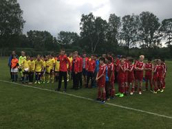 Die teilnehmenden Mannschaften am Fußballturnier in Slawno vor dem Spielbeginn. Foto: pr