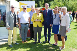 Slawnos Bürgermeister Dr. Krzysztof Frankenstein im Gespräch mit Bundeskanzlerin Angela Merkel. Mit dabei Frankensteins Dolmetscherin Marta Konfederak (Zweite von r.) und Kathrin Meyer (l.), die Ratsvorsitzende von Slawnos anderer deutschen Partnerstadt Ribnitz-Damgarten, die als persönliche Referentin Merkels in Berlin arbeitet. Foto: pr