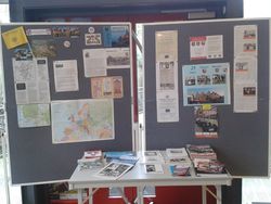 Büchertisch in der Stadtbücherei Rinteln zum 25. Städtepartnerschaftsjubiläum