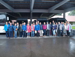 Strömender regen beim Besuch der Lebenshilfe Rinteln: Michael von Müller erklärt der Gruppe unter dem Fahrzeugdach die Arbeit in der Behindertenbetreuung sowie die Ausstattung der Werksfeuerwehr. Foto: dil