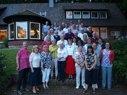 Beim abschließenden Grillabend im Tennisclub Rot-Weiß an der Waldkaterallee ist noch Gelegenheit zu einem Gruppenbild der Kendaler und ihrer Gastgeber mit Bürgermeister Thomas Priemer. Foto: dil