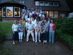 Beim abschließenden Grillabend im Tennisclub Rot-Weiß an der Waldkaterallee ist noch Gelegenheit zu einem Gruppenbild der Kendaler und ihrer Gastgeber mit Bürgermeister Thomas Priemer. Foto: dil