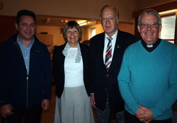 Danke für die Kleiderspenden an Flüchtlinge in Rinteln vor zwei Jahren: Franz Josef Stoeckl, Vorsitzender des VCR-Männerchors aus Rinteln, übergibt ein Geschenk der kath. Kirchengemeinde St. Sturmius aus Rinteln an Pfarrer Hugh Pollock (rechts) und Transporterfahrer Ken Jamieson (links) von der katholischen Kirchengemeinde in Kendal. Diane Innes, Vorsitzende der Kendal Twinning Association, freut sich über diese gute Hilfsaktion und den Dank. Foto: dil
