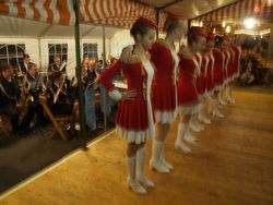 Raum ist in der kleinsten Hütte: Majoretten-Tanzgruppe und Blaskapelle aus Slawno im Festzelt beim Erntefestauftakt in Wennenkamp. Foto: dil