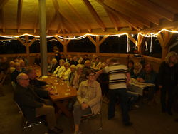 Die Grillhütte am Festzelt in Wennenkamp ist voll besetzt, das Publikum von den tänzerischen und musikalischen Darbietungen aus Slawno begeistert. Foto: dil