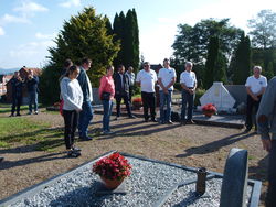 Die Blaskapelle der Feuerwehr Slawno besucht auf dem Friedhof in Möllenbeck die Gräber der ihnen einst eng vertrauten Kapellmeister aus Möllenbeck, Manfred Umbach, und Wilfried Schock, um diesen mit einer Serenade und einer Grablaterne posthum zu danken. Foto: dil