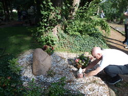 Ehrung für den Begründer der Städtepartnerschaft: Kapellmeister Macieij Poprawski stellt auf dem Grab von Derk Steggewentz (Seetorfriedhof) eine Grablaterne auf. Foto: dil