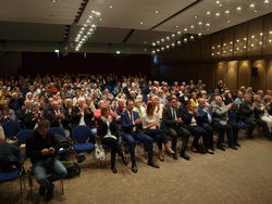  Der Brückentorsaal ist zum Festkonzert des Partnerschaftsjubiläums Rinteln-Slawno mit mehr als 200 Besuchern gut besetzt. Foto: dil