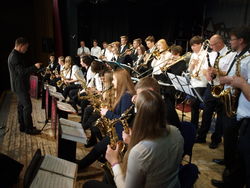 Eindrucksvoller Schlusspunkt: Daniel Ellermann dirigiert seine Bigband und die Blaskapelle aus Slawno bei zwei Liedern im großen Finale. Foto: dil