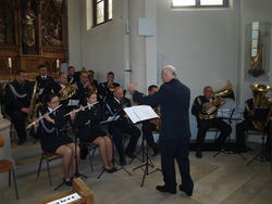 In der kath. Kirche St. Stur,mius Rinteln spielt die Blaskapelle aus Slawno zur heiligen Messe mehrere geistliche Lieder. Foto: dil