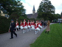 An der Spitze des Erntefestumzugs: Wenigstens die kleine Runde über den Klosterhof in Möllenbeck wollte die Blaskapelle aus Slawno mitmachen, bevor sie im Festzelt ein Platzkonzert gab. Foto: dil