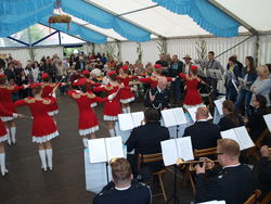 Im gut besuchten Festzelt in Möllenbeck spielt die Blaskapelle aus Slawno mit ihrer Majoreten-Tanzgruppe zum Kaffeetrinken für nicht am Umzug teilnehmende Gäste auf. Foto: dil