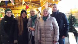 Erzählen vom Berufspraktikum in Kendal: Die Auszubildenden Josefine und Yvonne mit Ursula Mücke und Roswitha Hoekstra vom Rintelner Verein für Städtepartnerschaften und Gunter Mücke (rechts) m WOSP-Stand. Foto: privat