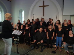 Kommt im Oktober 2018 nach Rinteln: Der Lakes Gospel Choir aus Kendal und Bowness mit Dirigentin Fiona Brook (links). Foto: Lange