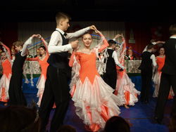 Elegant wie beim Opernball: Schüler aus Slawno tanzen Wiener Walzer. Foto: dil