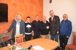 Der zum Teil neu besetzte Vorstand des Rintelner Vereins für Städtepartnerschaften: Bernhard Priesmeier (von rechts), Ulrich Corcilius (beide stellvertretende Vorsitzende), Vorsitzender Dietrich Lange, Kassiererin Ursula Mücke, Schriftführerin Ulrike Rohrsen und Kendal-Beisitzerin Roswitha Hoekstra. Es fehlt Slawno-Beisitzerin Dorota Kaczmarek. Foto: pr